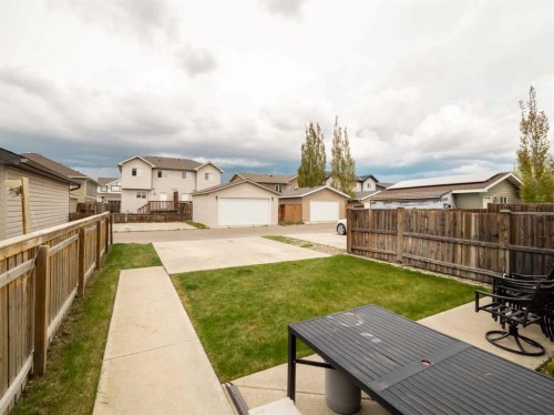825 Silkstone Close West, Lethbridge, AB 