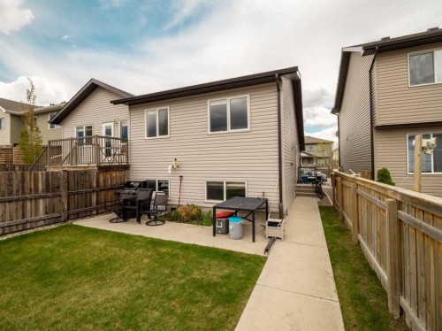825 Silkstone Close West, Lethbridge, AB 