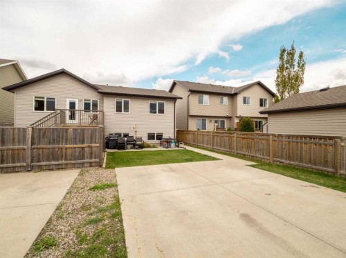 825 Silkstone Close West, Lethbridge, AB 