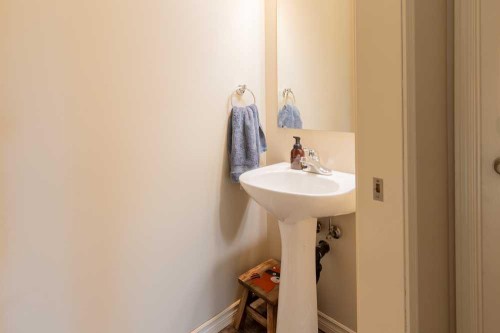 1-4406 Lake Drive, Coalhurst, AB - Indoor Photo Showing Bathroom