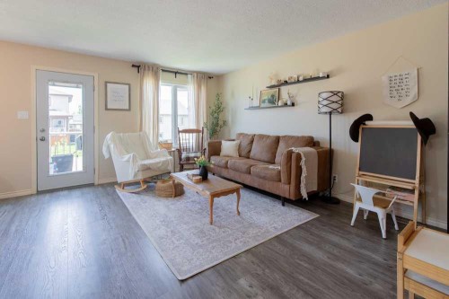 1-4406 Lake Drive, Coalhurst, AB - Indoor Photo Showing Living Room