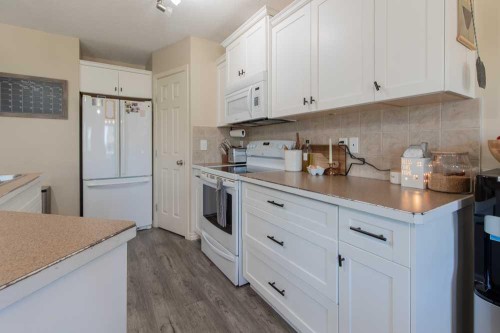 1-4406 Lake Drive, Coalhurst, AB - Indoor Photo Showing Kitchen
