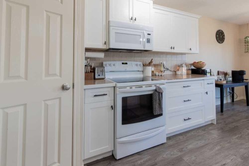 1-4406 Lake Drive, Coalhurst, AB - Indoor Photo Showing Kitchen