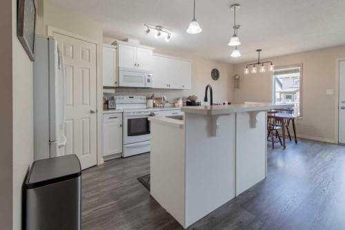 1-4406 Lake Drive, Coalhurst, AB - Indoor Photo Showing Kitchen