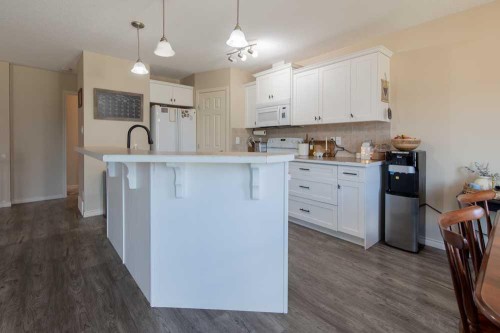 1-4406 Lake Drive, Coalhurst, AB - Indoor Photo Showing Kitchen