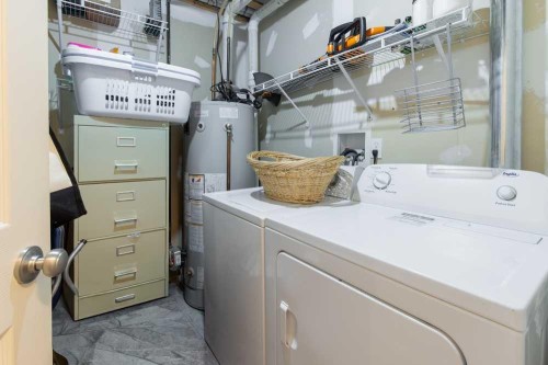 1-4406 Lake Drive, Coalhurst, AB - Indoor Photo Showing Laundry Room