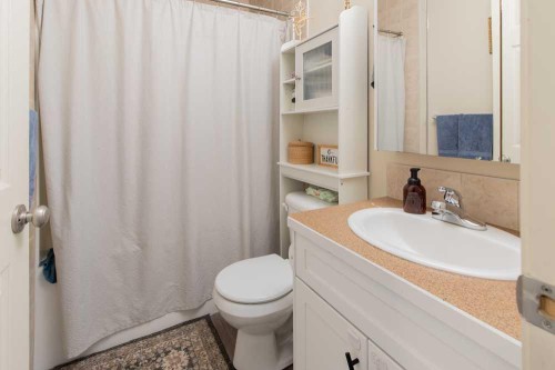 1-4406 Lake Drive, Coalhurst, AB - Indoor Photo Showing Bathroom