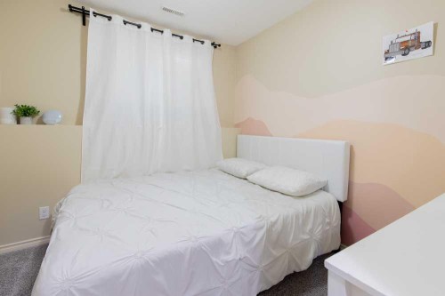 1-4406 Lake Drive, Coalhurst, AB - Indoor Photo Showing Bedroom