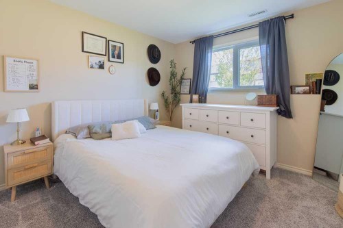 1-4406 Lake Drive, Coalhurst, AB - Indoor Photo Showing Bedroom