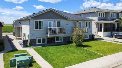 1-4406 Lake Drive, Coalhurst, AB - Outdoor With Facade