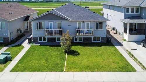 1-4406 Lake Drive, Coalhurst, AB - Outdoor