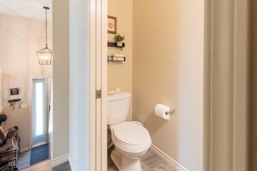 1-4406 Lake Drive, Coalhurst, AB - Indoor Photo Showing Bathroom