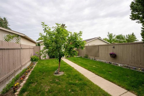 23 Selkirk Road West, Lethbridge, AB 