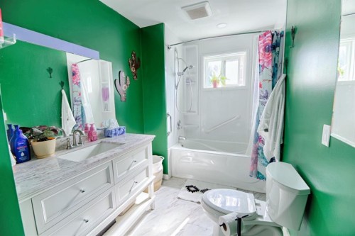 2424 4 Avenue, Fort Macleod, AB - Indoor Photo Showing Bathroom