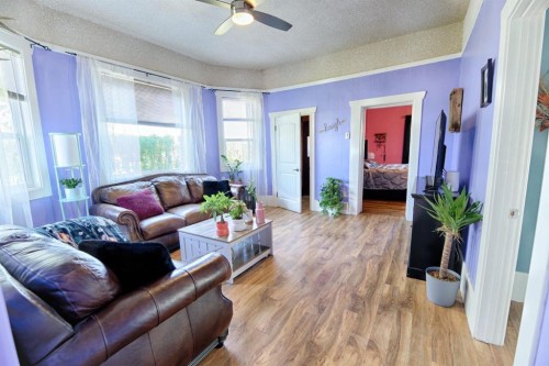 2424 4 Avenue, Fort Macleod, AB - Indoor Photo Showing Living Room
