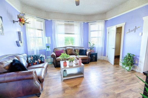 2424 4 Avenue, Fort Macleod, AB - Indoor Photo Showing Living Room