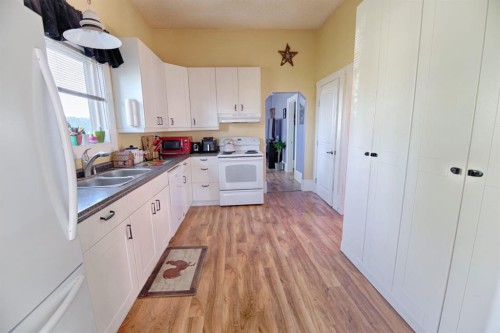 2424 4 Avenue, Fort Macleod, AB - Indoor Photo Showing Kitchen With Double Sink