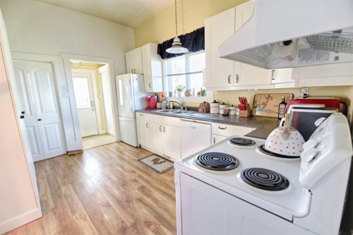 2424 4 Avenue, Fort Macleod, AB - Indoor Photo Showing Kitchen With Double Sink