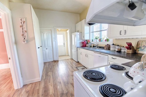 2424 4 Avenue, Fort Macleod, AB - Indoor Photo Showing Kitchen With Double Sink
