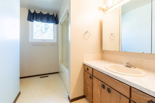 111 Temple Crescent West, Lethbridge, AB 