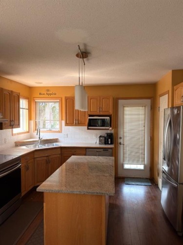 193 Uplands Boulevard North, Lethbridge, AB - Indoor Photo Showing Kitchen With Double Sink
