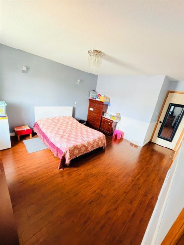 193 Uplands Boulevard North, Lethbridge, AB - Indoor Photo Showing Bedroom
