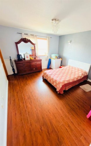 193 Uplands Boulevard North, Lethbridge, AB - Indoor Photo Showing Bedroom