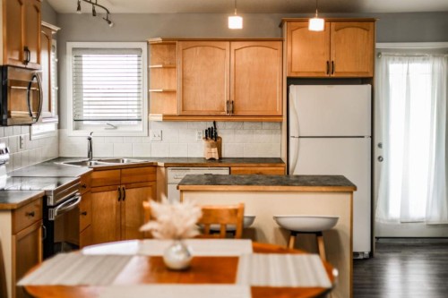 571 Blackfoot Manor West, Lethbridge, AB - Indoor Photo Showing Kitchen With Double Sink