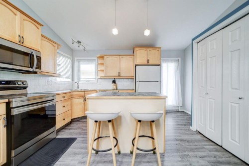 571 Blackfoot Manor West, Lethbridge, AB - Indoor Photo Showing Kitchen