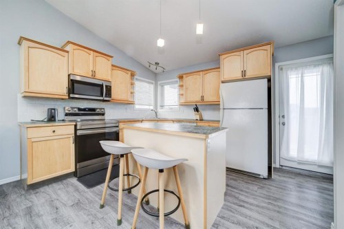 571 Blackfoot Manor West, Lethbridge, AB - Indoor Photo Showing Kitchen