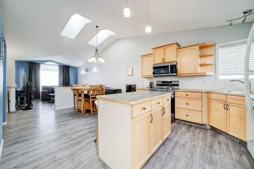 571 Blackfoot Manor West, Lethbridge, AB - Indoor Photo Showing Kitchen