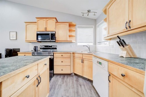 571 Blackfoot Manor West, Lethbridge, AB - Indoor Photo Showing Kitchen