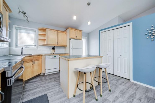 571 Blackfoot Manor West, Lethbridge, AB - Indoor Photo Showing Kitchen
