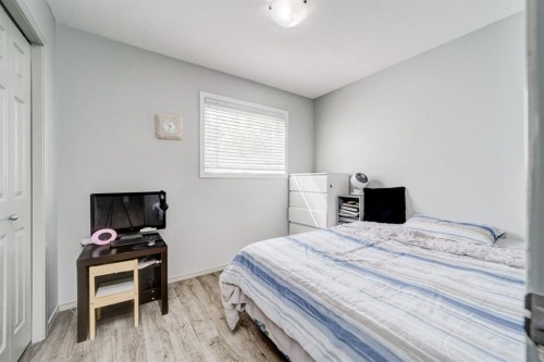 571 Blackfoot Manor West, Lethbridge, AB - Indoor Photo Showing Bedroom