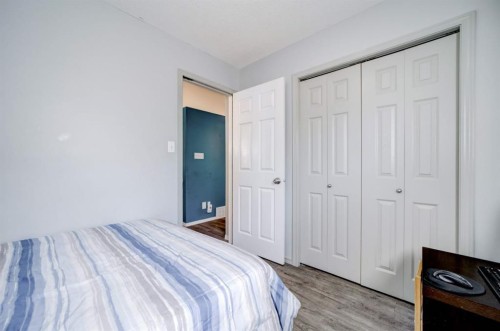 571 Blackfoot Manor West, Lethbridge, AB - Indoor Photo Showing Bedroom