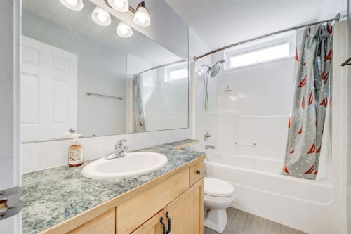 571 Blackfoot Manor West, Lethbridge, AB - Indoor Photo Showing Bathroom