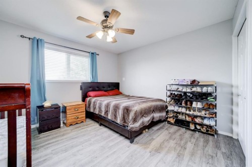 571 Blackfoot Manor West, Lethbridge, AB - Indoor Photo Showing Bedroom