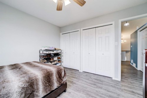 571 Blackfoot Manor West, Lethbridge, AB - Indoor Photo Showing Bedroom