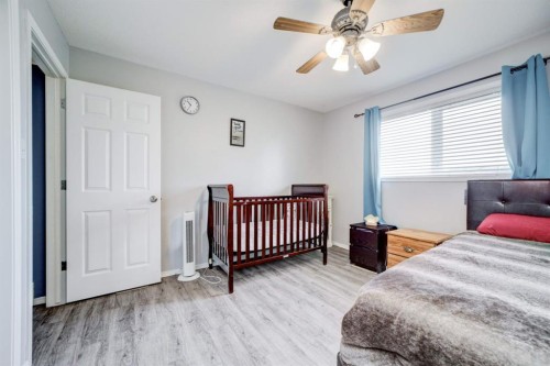 571 Blackfoot Manor West, Lethbridge, AB - Indoor Photo Showing Bedroom