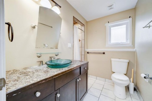 571 Blackfoot Manor West, Lethbridge, AB - Indoor Photo Showing Bathroom