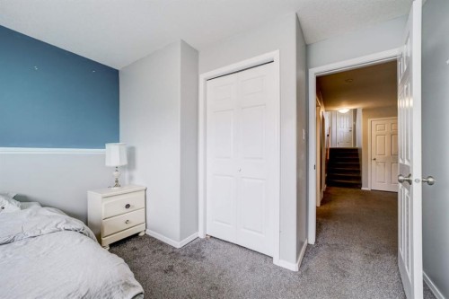571 Blackfoot Manor West, Lethbridge, AB - Indoor Photo Showing Bedroom