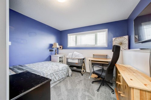 571 Blackfoot Manor West, Lethbridge, AB - Indoor Photo Showing Bedroom
