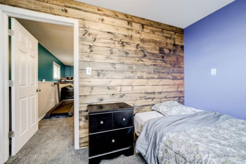 571 Blackfoot Manor West, Lethbridge, AB - Indoor Photo Showing Bedroom