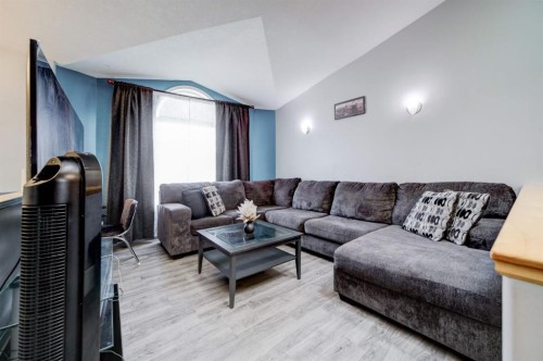 571 Blackfoot Manor West, Lethbridge, AB - Indoor Photo Showing Living Room