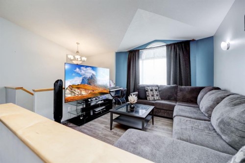 571 Blackfoot Manor West, Lethbridge, AB - Indoor Photo Showing Living Room