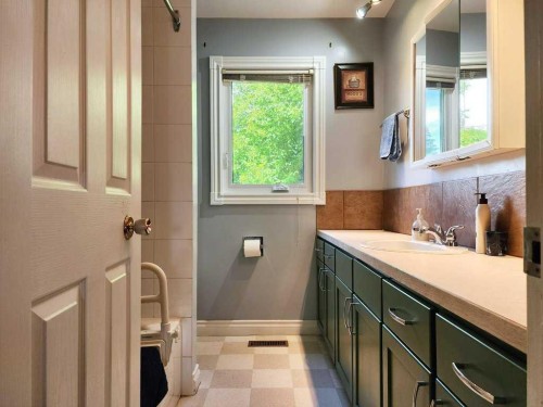 667 21St Street, Fort Macleod, AB - Indoor Photo Showing Bathroom