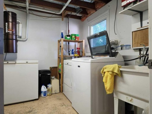 667 21St Street, Fort Macleod, AB - Indoor Photo Showing Laundry Room
