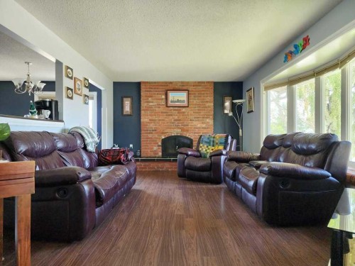 667 21St Street, Fort Macleod, AB - Indoor Photo Showing Living Room