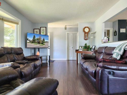 667 21St Street, Fort Macleod, AB - Indoor Photo Showing Living Room