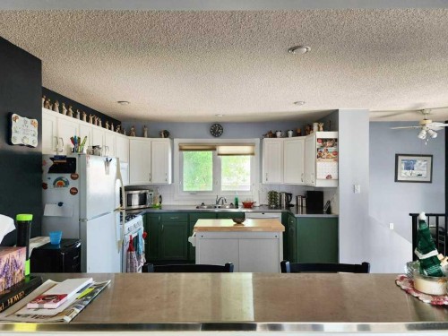 667 21St Street, Fort Macleod, AB - Indoor Photo Showing Kitchen With Double Sink